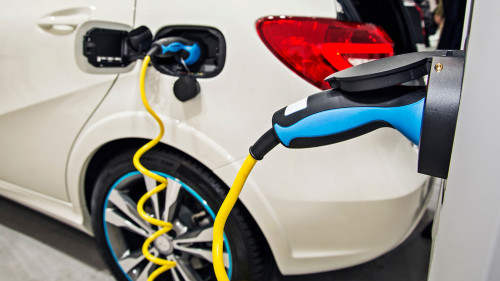 Der Arbeitgeber kann Stromkosten, die der Arbeitnehmer beim Laden eines betrieblichen Elektrofahrzeugs zu Hause selbst trägt- unter bestimmten Voraussetzungen, steuerfrei erstatten (§ 3 Nr. 50 EStG).