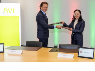 Thomas Richter, Hauptgeschäftsführer des BVI, und Bu Min, stellvertretende Generalsekretärin der AMAC