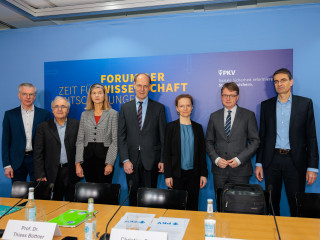 v.l.n.r.: Prof. Dr. Martin Werding, Prof. Dr. Jürgen Wasem, Dr. Dorothea Siems, Prof. Dr. Thiess Büttner, Prof. Dr. Christine Arentz, Dr. Florian Reuther, Dr. Martin Albrecht