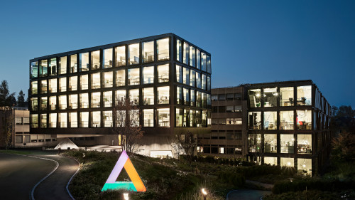 Hauptsitz der Helvetia bei Nacht.