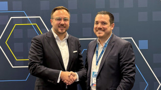 Kevin Jürgens, Vertriebsvorstand von MAXPOOL (links) und Aljoscha Ziller, Geschäftsführer der Verivox Versicherungsvergleich GmbH