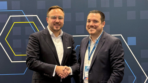 Kevin Jürgens, Vertriebsvorstand von MAXPOOL (links) und Aljoscha Ziller, Geschäftsführer der Verivox Versicherungsvergleich GmbH