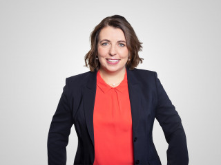 Versicherungskammer Bayern: Zum 1. Januar 2026 übernimmt Annika Bäcker die Leitung der neu geschaffenen Hauptabteilung Marketing Performance & Online Sales.