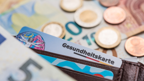Beiträge steigen, weil politische Verantwortung an den falschen Stellen verortet bleibt. Steuerfinanzierte Leistungen, fehlgesteuerte Kliniklandschaften und ungebremste Arzneimittelkosten – das sind die eigentlichen Stellgrößen.