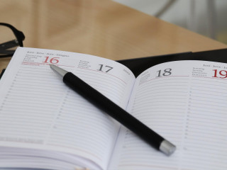 Mehr Arbeitstage bedeuten auch mehr Produktivität – ein zusätzlicher Arbeitstag kann das BIP um 0,1 Prozentpunkte steigern.