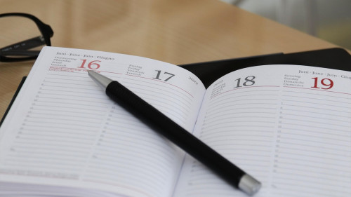 Mehr Arbeitstage bedeuten auch mehr Produktivität – ein zusätzlicher Arbeitstag kann das BIP um 0,1 Prozentpunkte steigern.