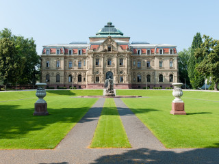 Erbgroßherzogliches Palais mit Brunnen