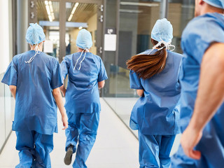 Organisationen wie Ärzte der Welt oder die Malteser halten derzeit ein Netz, das staatliche Stellen zunehmend ausdünnen.