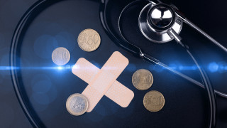 Der Ausgleich zwischen Einnahmen und Leistungen gelingt nur noch über kurzfristige Maßnahmen: Rücklagenverzehr, Einmaleffekte, Zusatzbeiträge.