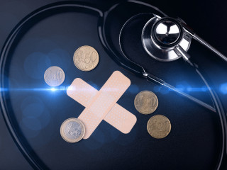 Der Ausgleich zwischen Einnahmen und Leistungen gelingt nur noch über kurzfristige Maßnahmen: Rücklagenverzehr, Einmaleffekte, Zusatzbeiträge.