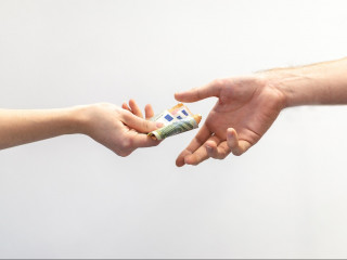 Der gesetzliche Mindestlohn steigt 2026 auf 13,90 Euro und mit ihm auch die Erwartungen an faire Lohnabstände.