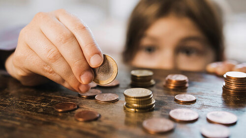 Die Vorstellung eines neutralen, bedingungslosen Transfers weicht einer Praxis, die auf Verhalten zielt – und dabei auf Kontrolle setzt.