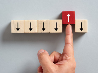 Nur zwei von neun Haushaltstypen blieben im November 2025 unter dem EZB-Inflationsziel von zwei Prozent: alleinlebende Personen und Paarfamilien mit geringem Einkommen. Alle anderen lagen darüber.