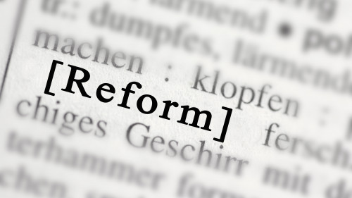 Die Alterssicherungskommission 2025/26 wird an drei Kriterien gemessen werden: an der analytischen Tiefe ihrer Vorschläge, an der politischen Aufnahmewilligkeit ihrer Ergebnisse – und an der Fähigkeit, das System nicht nur zu justieren, sondern zu balancieren.