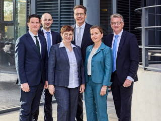 Mitglieder des DEVK-Vorstands: Dr. Michael Zons, Dr. Fabian Pütz (Rück), Manuela Moog, Michael Knaup (Vorstandsvorsitz), Annette Hetzenegger, Dietmar Scheel, v.l.n.r.