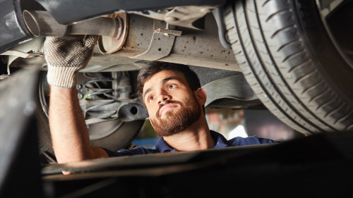 2,9 Millionen Arbeitslose im Dezember 2025. BMAS-Daten zeigen: Beschäftigung bleibt stabil, doch die Konjunktur dämpft die Bewegung.