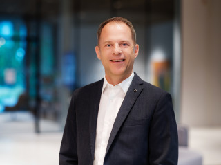 Rückdatierung in der Risikolebensversicheruung: „Der Kunde profitiert nicht durch einen einmaligen Nachlass, sondern über die gesamte Vertragslaufzeit von den günstigeren Beiträgen“, sagt Dr. Matthias Hofer, Vorstand der EUROPA.