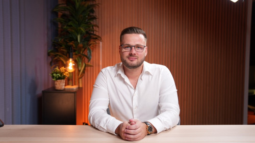 Devin Vandreuke ist Unternehmensberater für den Vertrieb und sieht sich als Profi für den Vertriebsaufbau für den Mittelstand.