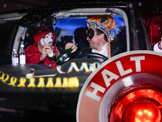 Alkohol im Blut: Hände weg vom Steuer. Wer nach einem feuchtfröhlichen Abend in Bus, Bahn oder ins Taxi steigt, kann nichts falsch machen.