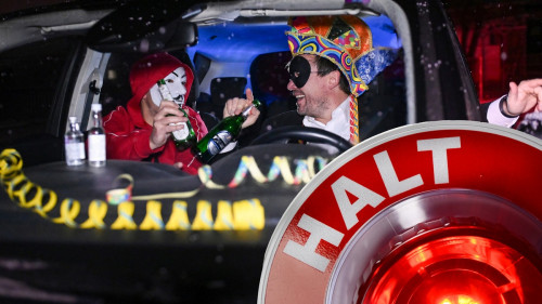 Alkohol im Blut: Hände weg vom Steuer. Wer nach einem feuchtfröhlichen Abend in Bus, Bahn oder ins Taxi steigt, kann nichts falsch machen.