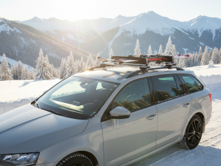 Skiausrüstung auf dem Autodach im Winterurlaub