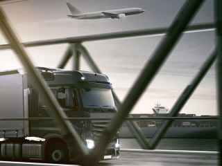 Güterverkehr mit Lkw, Schiff und Flugzeug als Teil internationaler Lieferketten