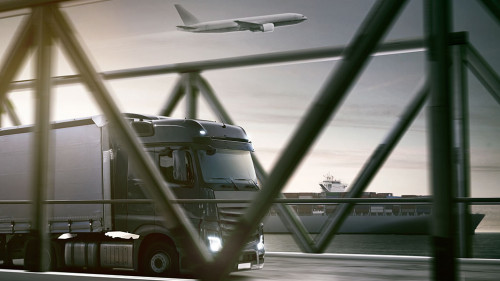 Güterverkehr mit Lkw, Schiff und Flugzeug als Teil internationaler Lieferketten