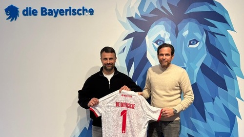 v.l.n.r.: Alexander Rang, Vorstandsmitglied bei Rot-Weiss Essen und Patrick Vehoff, Leiter ExklusivPartner Vertrieb die Bayerische sowie Vorstand der compexx Finanz AG nach Vertragsschluss.