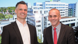 Uwe Ludka (r.), Vorstandsvorsitzender der Itzeheor Versicherungen, mit dem zukünftigen Finanzvorstand Christoph Wappler