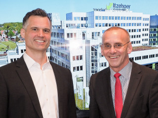Uwe Ludka (r.), Vorstandsvorsitzender der Itzeheor Versicherungen, mit dem zukünftigen Finanzvorstand Christoph Wappler