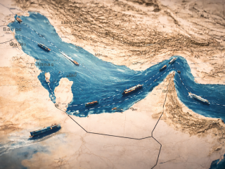 Die Straße von Hormus gilt nach der Eskalation als zentraler Risikofaktor (Symbolbild).