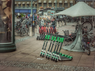 Immer mehr Menschen besitzen einen eigenen E-Scooter – gleichzeitig steigen die Unfallzahlen. Die Bundesregierung will deshalb die Haftungsregeln verschärfen.
