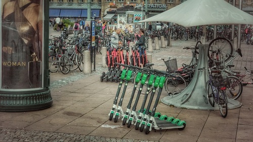 Immer mehr Menschen besitzen einen eigenen E-Scooter – gleichzeitig steigen die Unfallzahlen. Die Bundesregierung will deshalb die Haftungsregeln verschärfen.