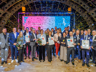 Alle Ausgezeichneten und Mitglieder der Jury im 'Goldregen' bei der Verleihung des Deutschen bAV-Preises.