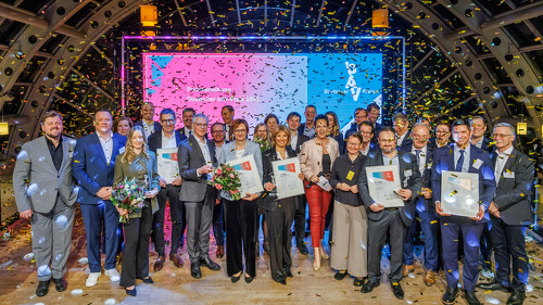 Alle Ausgezeichneten und Mitglieder der Jury im 'Goldregen' bei der Verleihung des Deutschen bAV-Preises.
