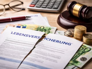 Der Bundesgerichtshof stärkt die Zulässigkeit von Stornoabzügen bei Lebensversicherungen – zentrale Fragen zur Angemessenheit der Höhe bleiben jedoch weiter offen.