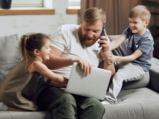 Familienalltag im Haushalt: Das geplante antragslose Kindergeld soll administrative Belastungen reduzieren und Leistungen ohne Antrag verfügbar machen