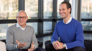 Frank Kettnaker (links), langjähriger Vertriebsvorstand der ALH Gruppe, und sein Nachfolger Christian Pape sprechen im Interview über Verantwortung, Vertrieb und die Zukunft der Lebensversicherung.