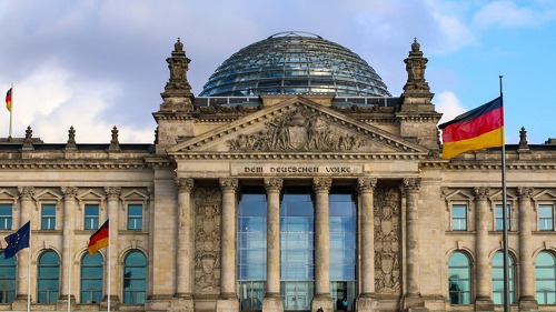 Die Regierungsfraktionen von CDU/CSU und SPD haben sich im Finanzausschuss des Deutschen Bundestags auf Anpassungen an der geplanten Reform der privaten Altersvorsorge verständigt.