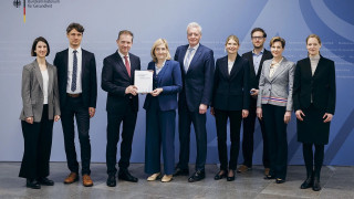 Bundesgesundheitsministerin Nina Warken mit Mitgliedern der FinanzKommission Gesundheit