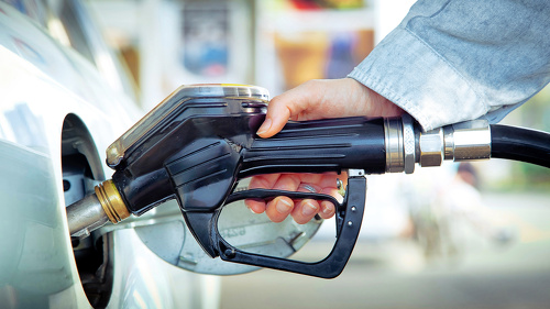 Neue Regeln für Spritpreise bringen mehr Ordnung – doch der eigentliche Preistreiber bleibt unangetastet.