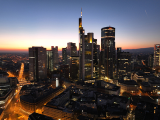 Zentrale Frankfurt vor Sonnenuntergang -
Skyline Frankfurt mit Commerzbank-Hochhaus