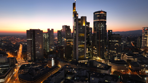 Zentrale Frankfurt vor Sonnenuntergang -
Skyline Frankfurt mit Commerzbank-Hochhaus
