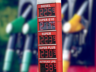 Autofahren verteuert sich deutlich – doch entscheidend ist die strukturelle Verschiebung hin zu steigenden Nutzungskosten.