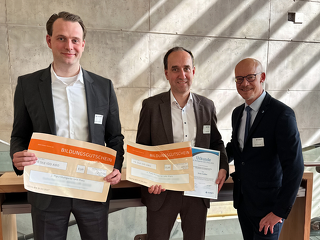Die Preisträger Sven Geißler, Moritz Coché und Per Protoschill, Geschäftsführer der Stuttgarter Vorsorge-Management GmbH (r.)