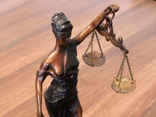 Karlsruhe präzisiert die Beweislastumkehr beim Verbrauchsgüterkauf – mit Folgen für Händler, Käufer und Versicherer.