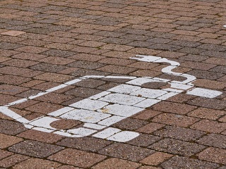 Die hohen Kraftstoffpreise sorgen dafür, dass mehr Menschen in Deutschland die Anschaffung eines Elektrofahrzeugs in Betracht ziehen.