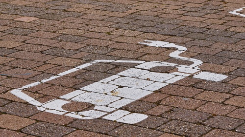 Die hohen Kraftstoffpreise sorgen dafür, dass mehr Menschen in Deutschland die Anschaffung eines Elektrofahrzeugs in Betracht ziehen.