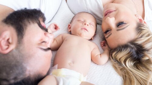 Das Elterngeld wird inzwischen immer häufiger genutzt: Laut Destatis haben rund 1,61 Millionen Frauen und Männer in Deutschland im Jahr 2025 Elterngeld erhalten.