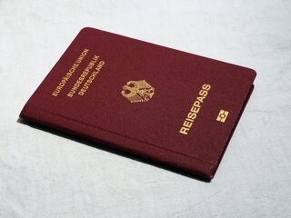 Haftet die Gemeinde, wenn ein wiedergefundener Reisepass noch immer zur Fahndung ausgeschrieben ist und deshalb eine Fernreise platzt?